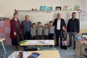enis- kervan- mitrovica- turk- ogrenciler1
