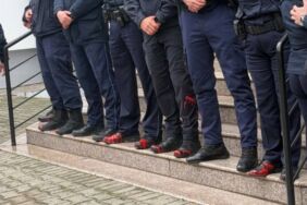 polis- kirimizi- sprey