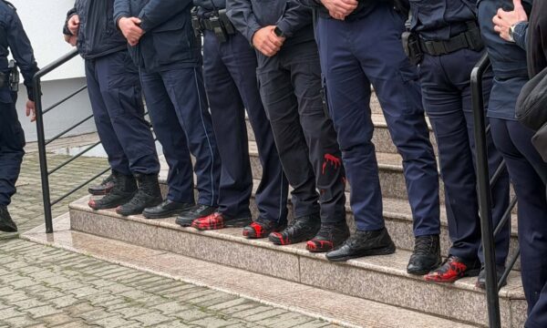 polis- kirimizi- sprey