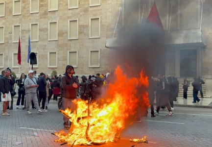 tiran- basbakanlik-protesto
